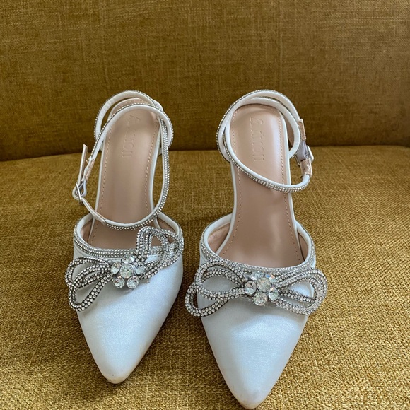 Elegant Crystal-Embellished Ivory Slingback Heels - Picture 3 of 4